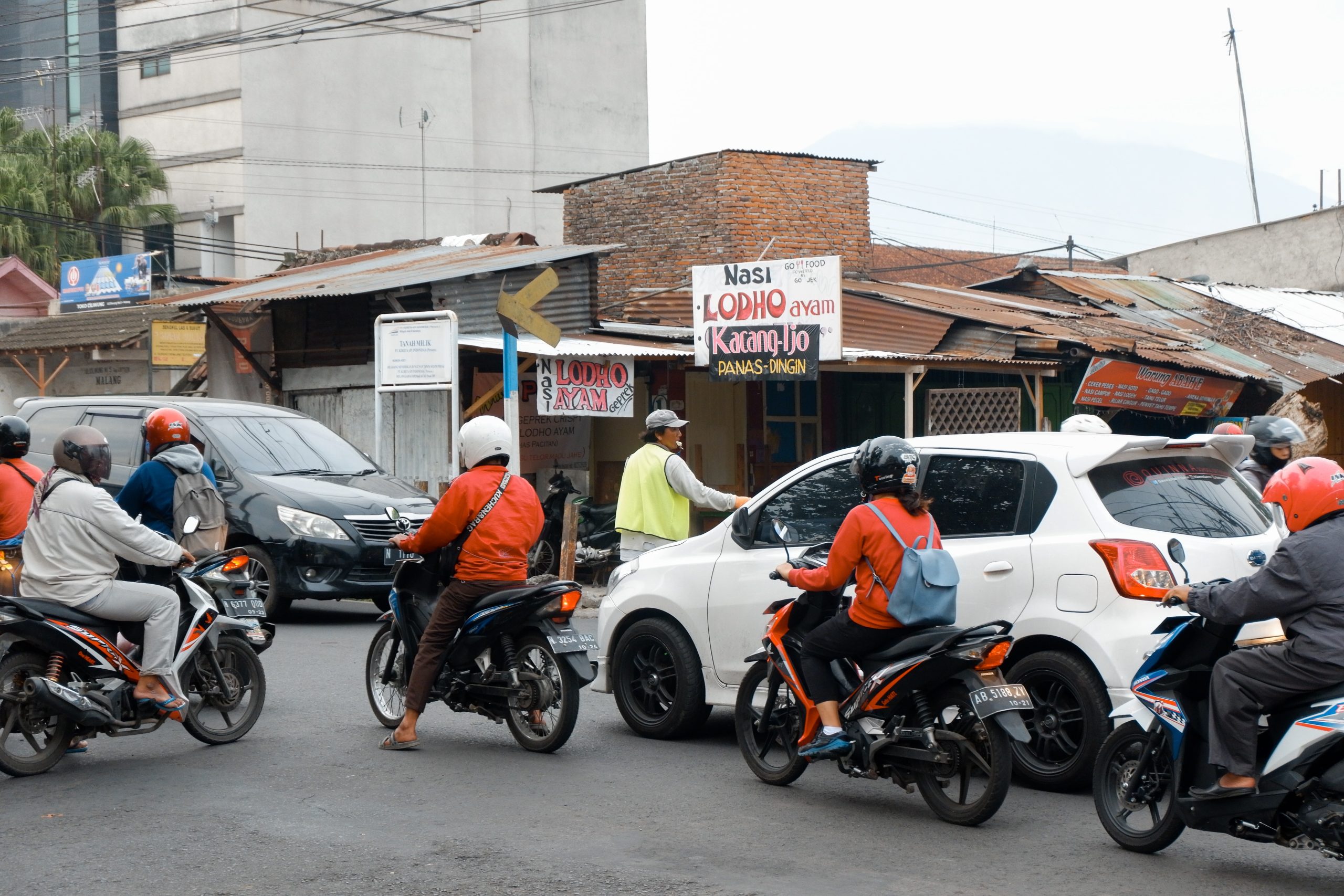Mengapa volume pengendara sepeda motor di Indonesia lebih banyak daripada di negara lain?